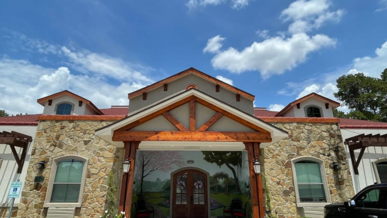 Why More Families Are Choosing Alzheimer’s Assisted Living Over In-Home Care