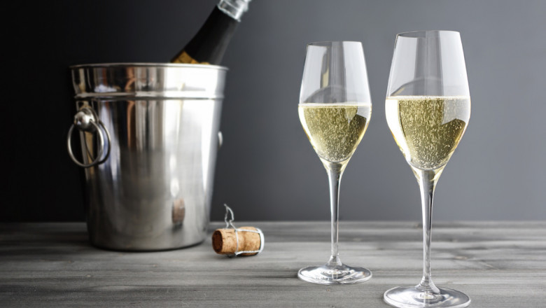 Bread and Roll Market Growth: How Sparkling Wine is Contributing to the Beverage Sector
