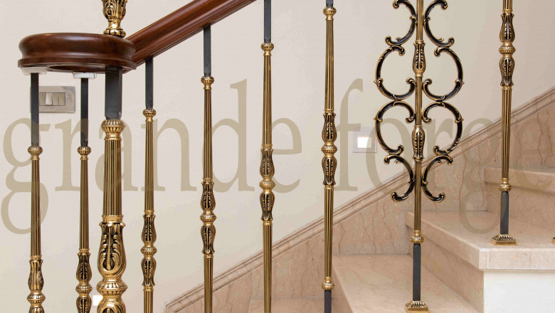 Colonial Railings &amp; Artistic Staircase That Add Personality to Your Home