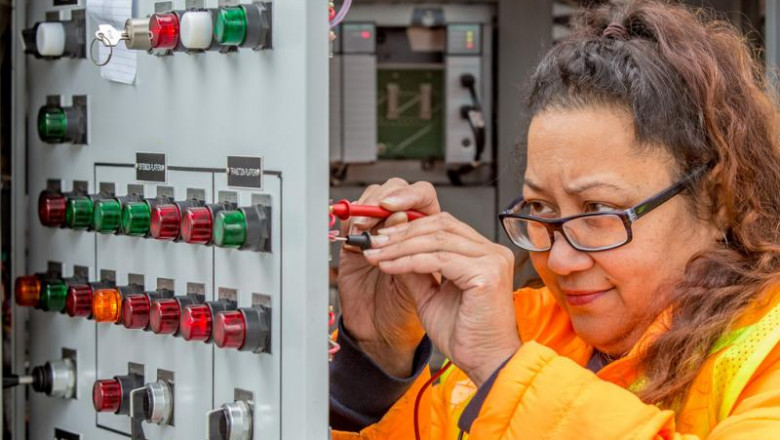 The Benefits of Hiring a Local Electrician