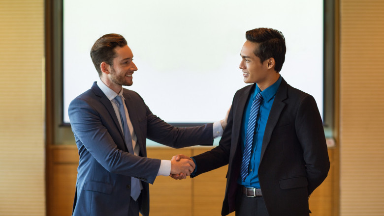 Should You Sell a Business Through a Broker or Independently?