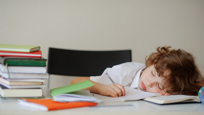 How to Encourage Positive Behavior – Tips from a Babysitting Service in Dubai