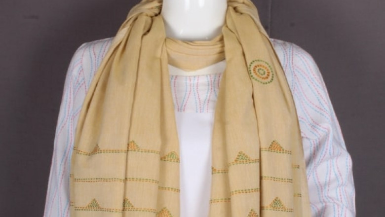 5 Reasons Why You Should Own at Least One Handloom Stole in Your Wardrobe