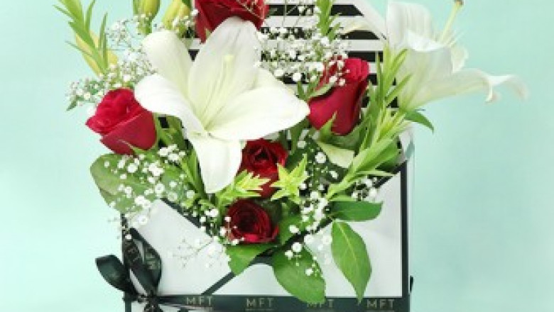 Impress girlfriend with Send Flower To Bangalore service