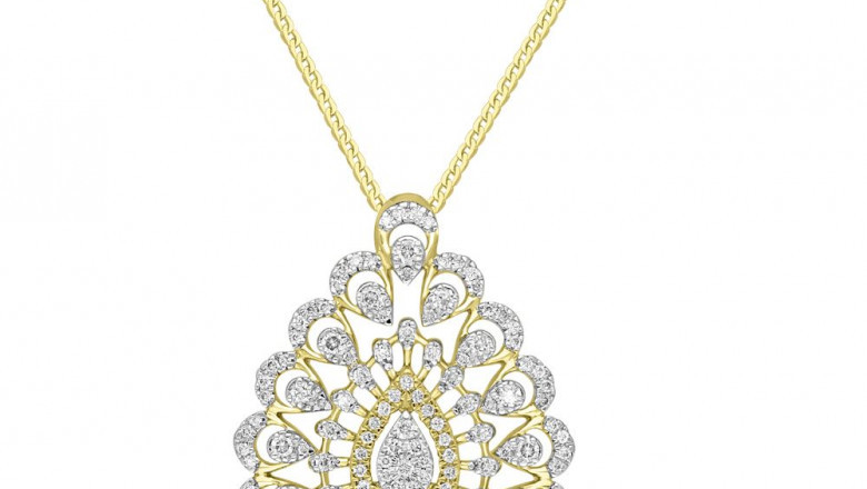 Buying a Gold Pendant Online vs In-Store: What’s the Better Deal in 2025?