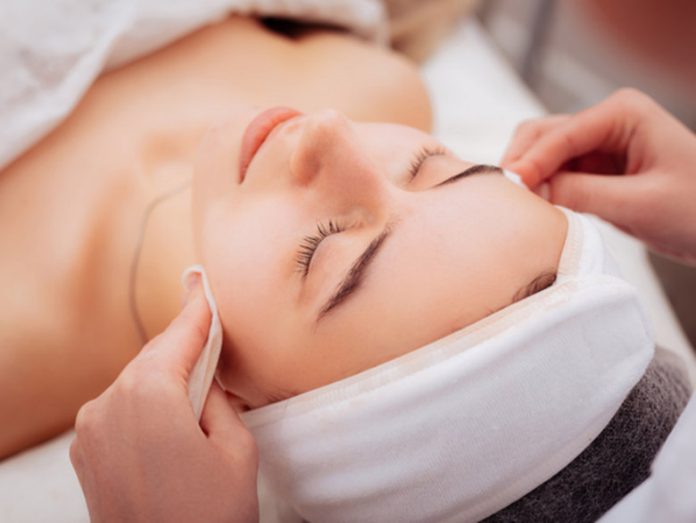 Deep Cleansing Facial with Extraction in Dubai
