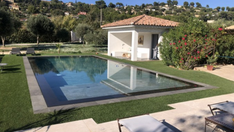 Piscine miroir : l’élégance ultime signée Marinal Piscines 83 à Toulon