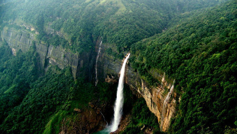 Discover the Mesmerizing Beauty of Nohkalikai Falls in Meghalaya