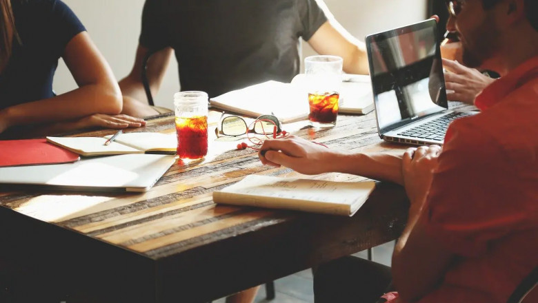 Difference Between Virtual Assistants and Online Store Support Agencies