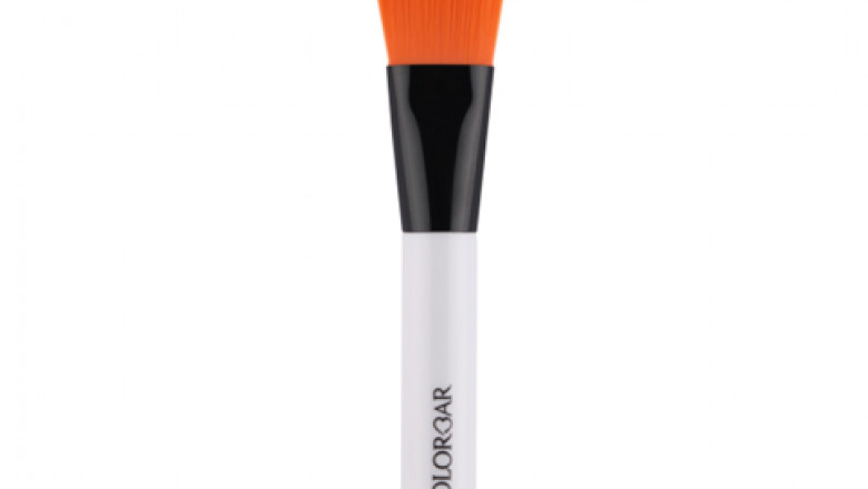 Beginner’s Guide to Foundation Brushes, Sponges, and Fingers