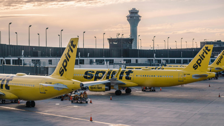 ways to connect Spirit airlines customer service via chat , phone , email